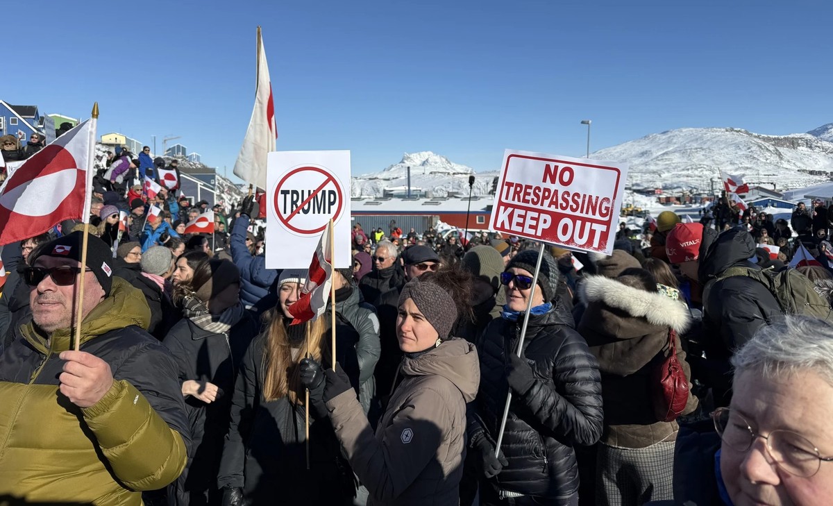 En mars 2025, environ 1000 Groenlandais se sont rassemblés devant le consulat américain à Nuuk pour manifester contre Trump.