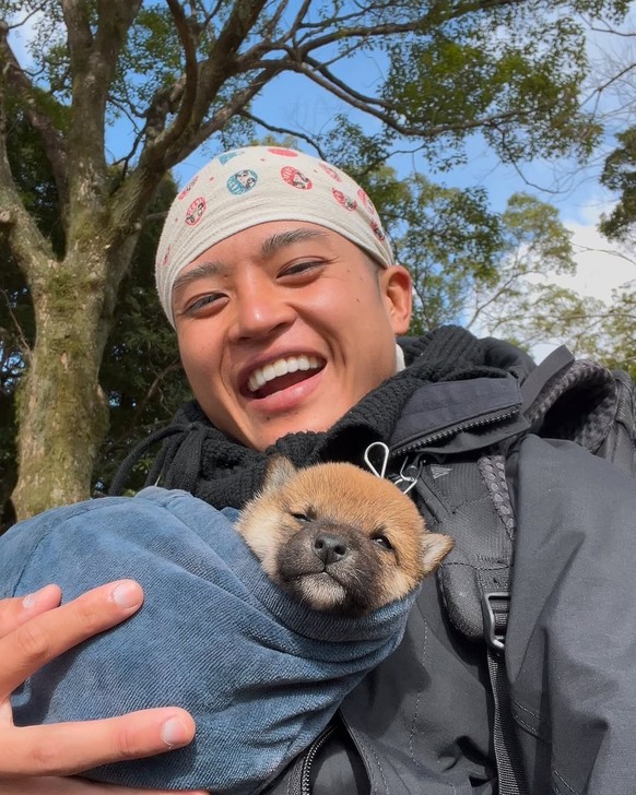 Japanischer Wanderer mit Shiba Inu