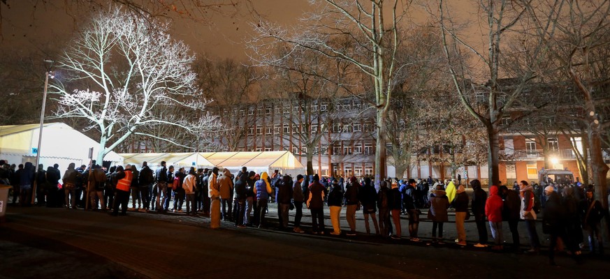 Lange Warteschlange vor einem Flüchtlingszentrum in Berlin.