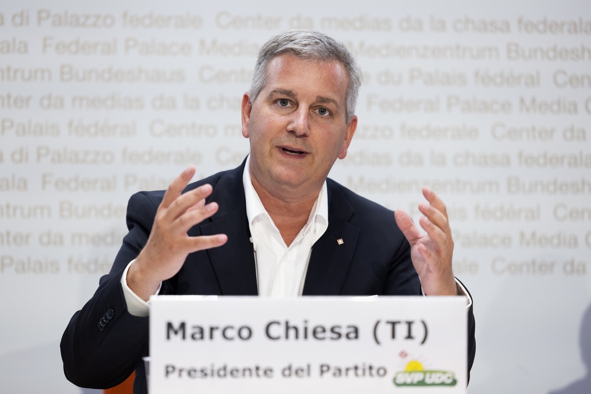 Marco Chiesa, Staenderat SVP-TI und Parteipraesident SVP, spricht waehrend einer Medienkonferenz der SVP zur Energieversorgung der Schweiz, am Donnerstag, 21. Juli 2022 in Bern. (KEYSTONE/Peter Klaunz ...