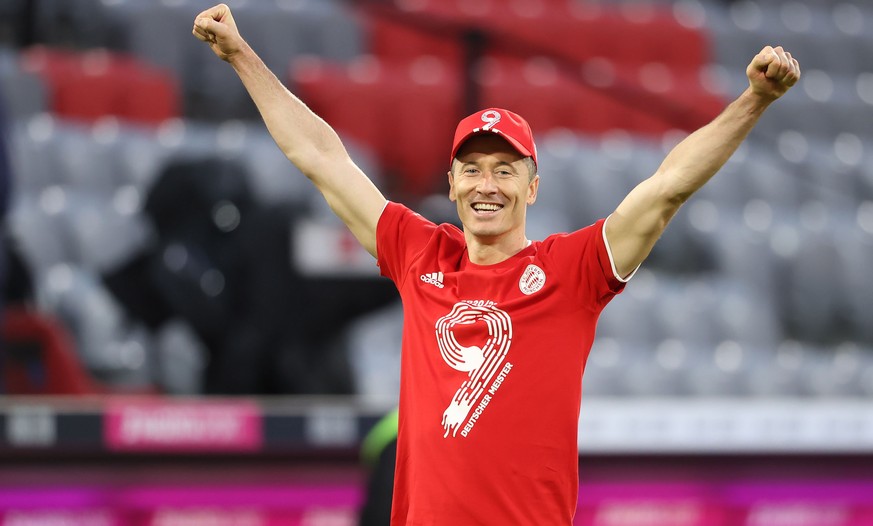 epa09186272 Robert Lewandowski of FC Bayern Muenchen celebrates winning the Bundesliga title after the Bundesliga match between FC Bayern Muenchen and Borussia Moenchengladbach at Allianz Arena in Mun ...