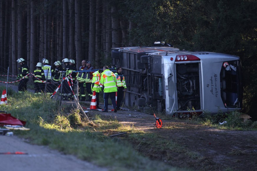 27.09.2026, Bayern, Buchloe: Polizei, Rettungsdienste und Feuerwehr stehen an der Unfallstelle bei Buchloe-Ost, wo ein Reisebus auf der A96 umgekippt ist. Zwei Menschen seien dabei ums Leben gekommen, ...