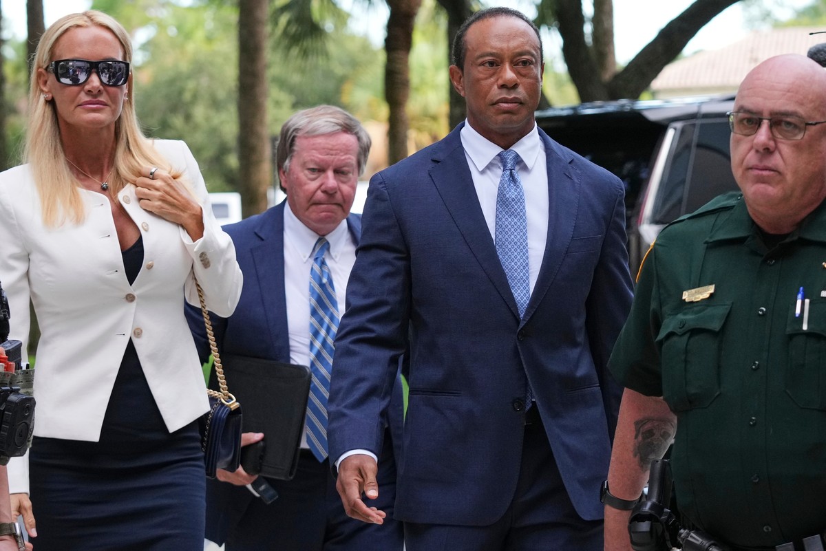 Golfer Tiger Woods, second from right, arrives with Vanessa Trump, left, for Woods' plea conference hearing in a DUI case stemming from a rollover crash in Florida in March, Wednesday, Sept. 2, 2 ...