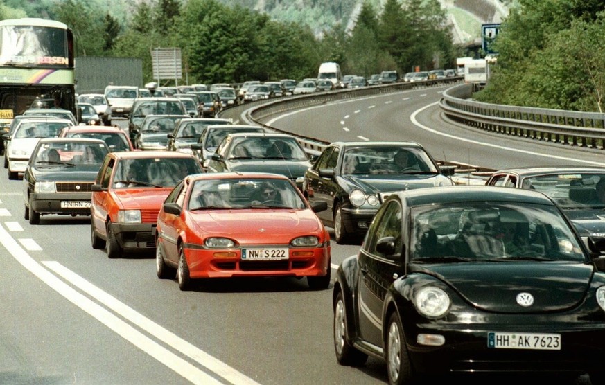 Die Auffahrt wurde fuer viele Automobilisten am Donnerstag, 13. Mai 1999, auf der Autobahn A2 bei Gurtnellen zur Staufahrt. Die Blechlawine erreichte eine Laenge von bis zu 15 km. (KEYSTONE/Guido Roeo ...