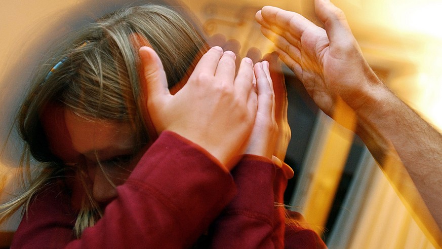 [Gestellte Aufnahme] - Ein Kind wird zu Hause vom seinem Vater geohrfeigt, aufgenommen am 12. Juli 2003 in Zuerich. (KEYSTONE/Steffen Schmidt)