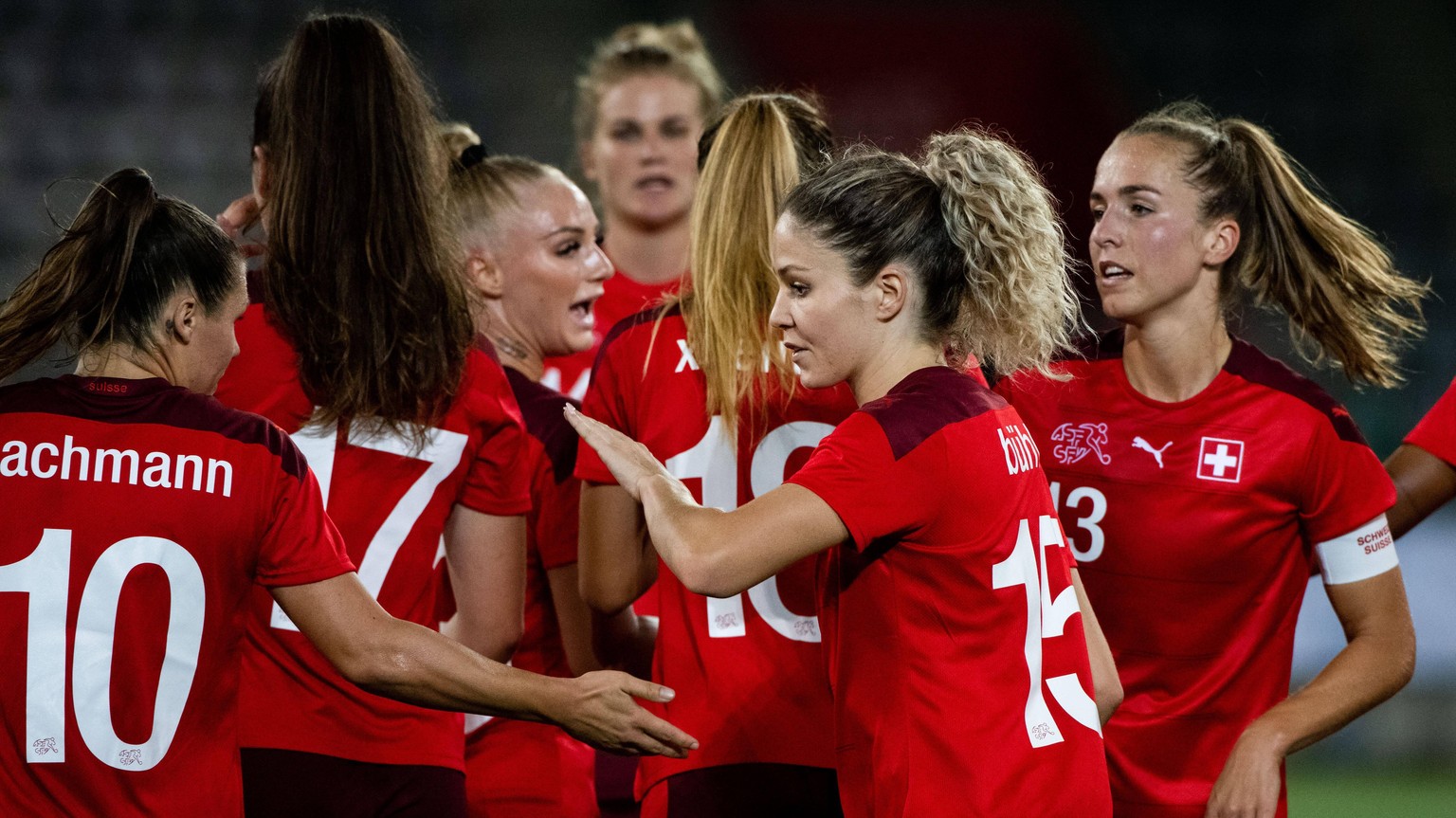 IMAGO / Eibner

Luana Buehler (Schweiz 15), Ramona Bachmann (Schweiz 10), Svenja Foelmli (Schweiz 17), Alisha Lehmann (Schweiz 23), Lia Waelti (Schweiz 13) jubeln ueber das Tor, CH, Schweiz vs. Litaue ...