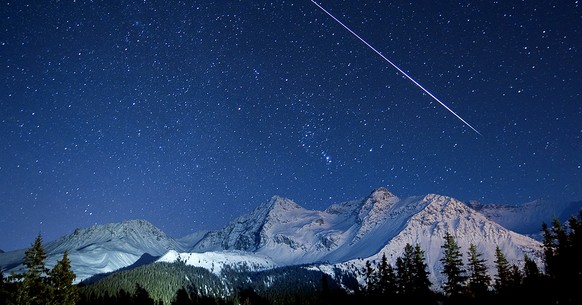 Eine riesige Sternschnuppe leuchtet am Nachthimmel ueber Arosa, in der Nacht auf Sonntag, 2. Januar 2011.