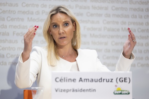 Celine Amaudruz, Nationalraetin SVP-GE, spricht waehrend einer Medienkonferenz der SVP zur Energieversorgung der Schweiz, am Donnerstag, 21. Juli 2022 in Bern. (KEYSTONE/Peter Klaunzer)