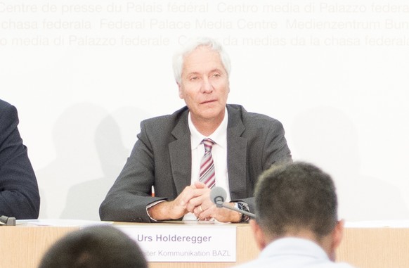 Christian Hegner, BAZL-Direktor, Mitte, Max Schulthess, Projektleiter SIL (Sachplan Infrastruktur Luftfahrt), links, und Urs Holderegger, Kommunikationschef BAZL, anlaesslich einer Medienkonferenz bet ...