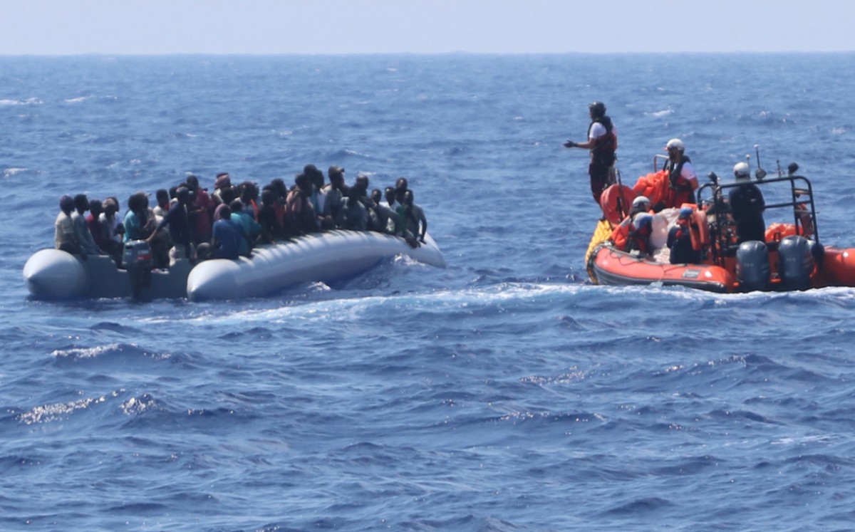 Ein Team des Rettungsschiffs "Ocean Viking" nähert sich einem seeuntüchtigen Schlauchboot mit über 80 Flüchtlingen, die später an Bord der "Ocean Viking" in Sicherheit gebracht wer ...