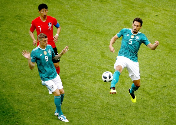 epa06844126 Toni Kroos of Germany (front-L), Mats Hummels of Germany (R) and Son Heung-min of South Korea (back-L) in action the FIFA World Cup 2018 group F preliminary round soccer match between Sout ...