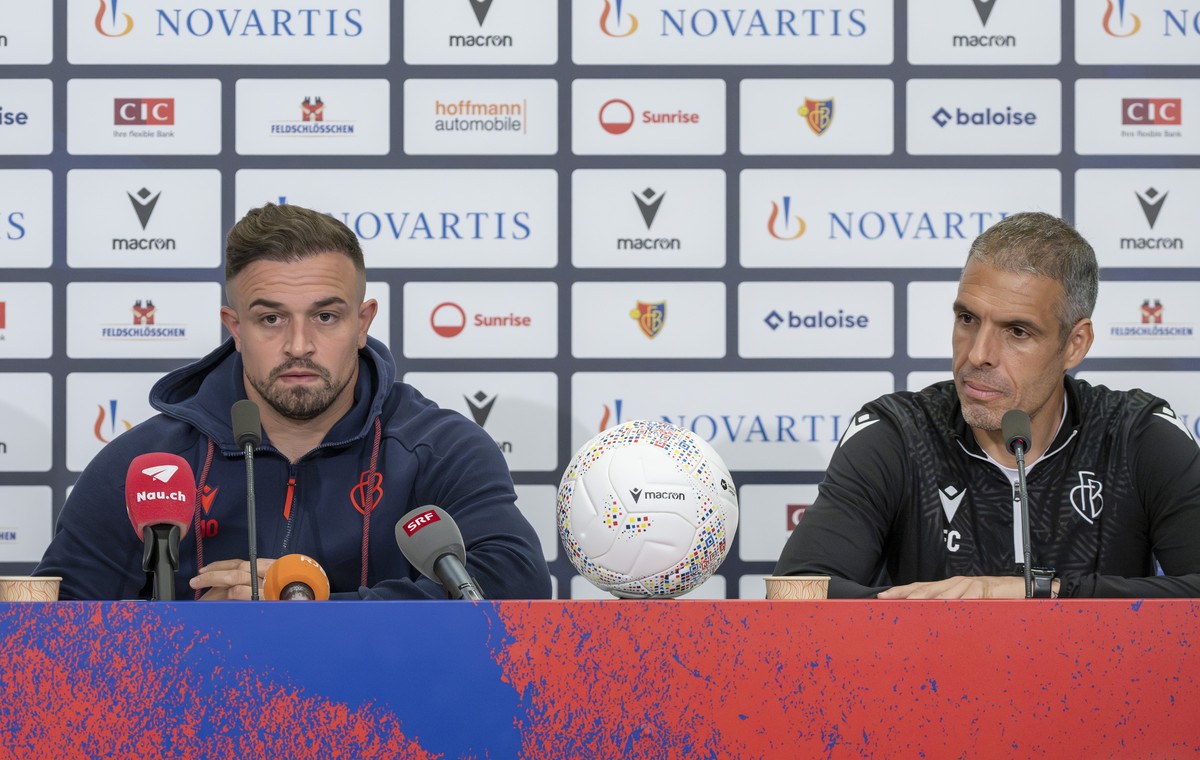 Captain Xherdan Shaqiri, links, und Cheftrainer Fabio Celestini, rechts, an einer Pressekonferenz des FC Basel 1893 in Basel, am Donnerstag, 22. Mai 2025. (KEYSTONE/Georgios Kefalas)