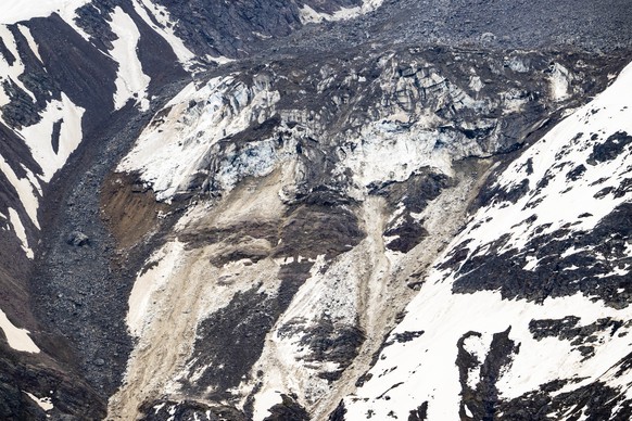 KEYPIX - Steine eines Felssturzes vom Kleinen Nesthorn stuerzen auf den Birchgletscher im Loetschental, am Sonntag, 25. Mai 2025, aufgenommen auf einer Alp ueber der Ortschaft Wiler. Das Dorf Blatten  ...