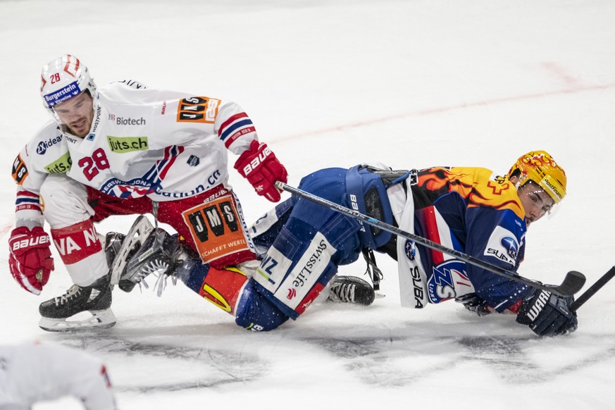 SC Rapperswil-Jona Lakers Jan Mosimann, links, gegen Zuerichs Jerome Bachofner, rechts, im Eishockey Meisterschaftsspiel der National League zwischen den ZSC Lions und den Rapperswil-Jona Lakers, am M ...