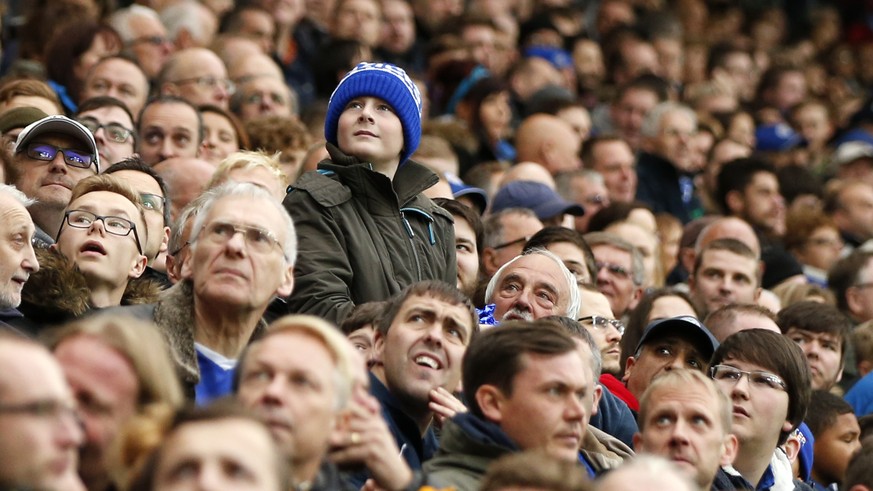 Der kleine Leicester-Fan träumt bestimmt vom ersten Titel der Klubgeschichte. Die Männer können die Lage wohl realistischer einschätzen – sie werden aber ohne Zweifel ebenfalls bereits ein wenig träum ...