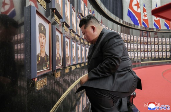 Kim Jong Un umarmt Soldaten, die an der russischen Front gekämpft haben