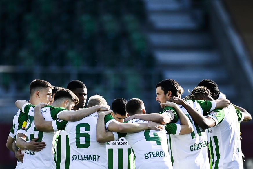 St. Gallen schwoert sich ein im Fussball Super League Spiel zwischen dem FC St. Gallen und dem FC Vaduz, am Samstag, 24. April 2021, im Kybunpark in St. Gallen. (KEYSTONE/Gian Ehrenzeller)