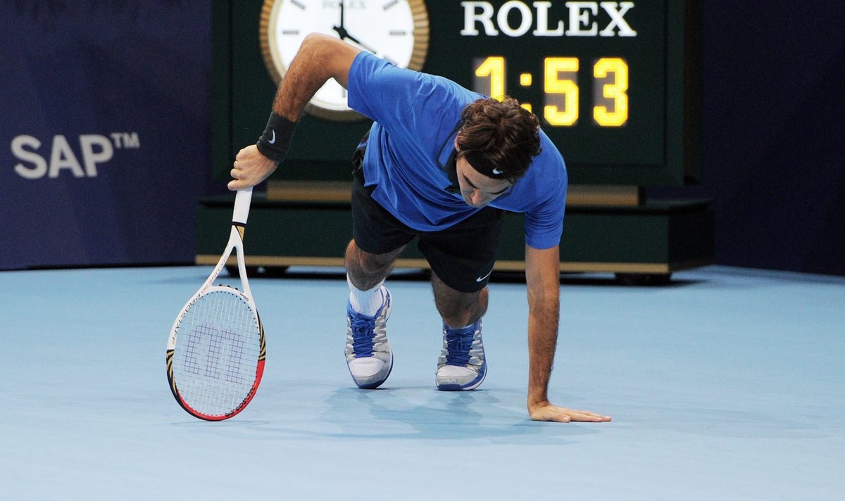 Der Schweizer Roger Federer enttaeuscht am Boden bei den Swiss Indoors Tennisturnier in der St. Jakobshalle in Basel, am Sonntag, 28. Oktober 2012. (PHOTOPRESS/Kurt Schorrer)