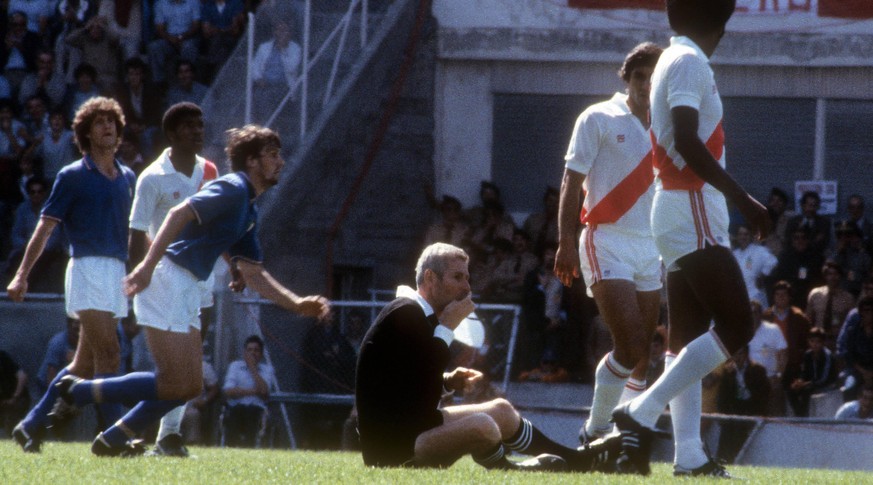 18.06.1982 Copyright: imago/Magic
WM 1982: FIFA Schiedsrichter Walter Eschweiler (BR Deutschland) nach einem Zusammenprall im Spiel Italien gegen Peru am Boden; fussball 01 kbdia neg xdp yoh quer L‰nd ...