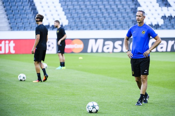 YB Trainer Adi Huetter, rechts, beim Training am Dienstag, 23. August 2016, im Borussia Park in Moenchengladbach. Die Berner Young Boys treffen morgen Dienstag im UEFA Champions League Playoff Ruecksp ...