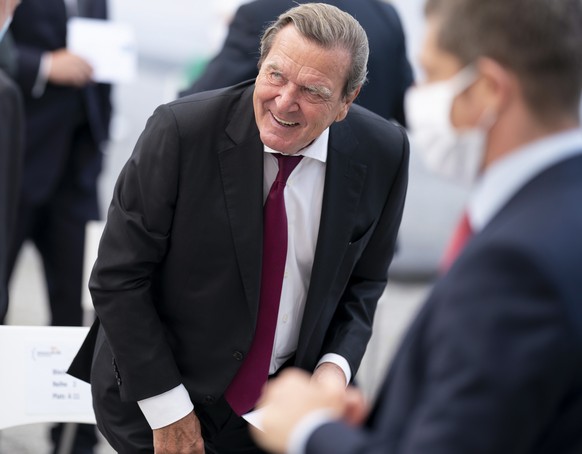 epa08670198 German former chancellor Gerhard Schroeder (C) at the event to mark the Central Council of Jews in Germany&#039;s 70th anniversary, at the New Synagogue in Berlin, Germany, 15 September 20 ...