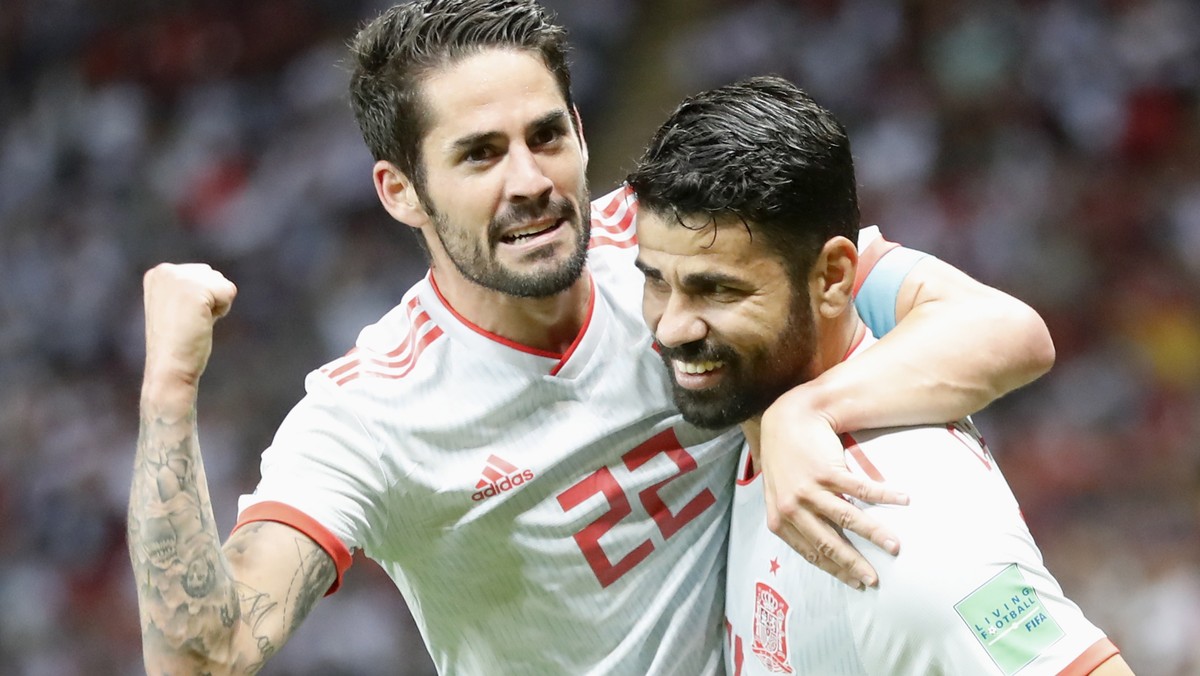 epaselect epa06825582 Diego Costa (R) of Spain celebrates with teammate Isco after scoring the opening goal during the FIFA World Cup 2018 group B preliminary round soccer match between Iran and Spain ...