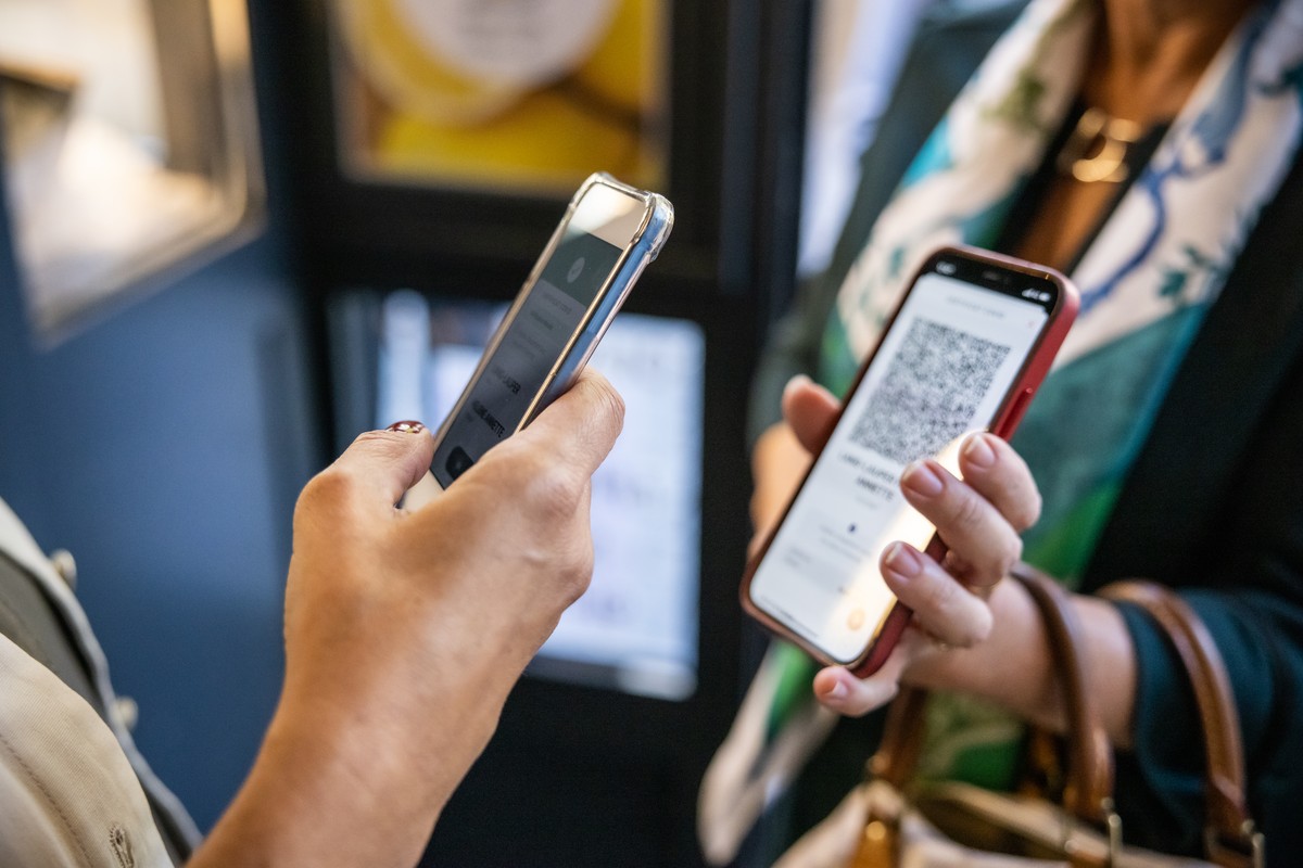 Une cliente presente son certificat COVID a l?entree d?un restaurant du centre-ville de Geneve, ce lundi, 13 septembre 2021. Des ce lundi 13 septembre, il faut montrer le code QR sur l'app ou sur ...