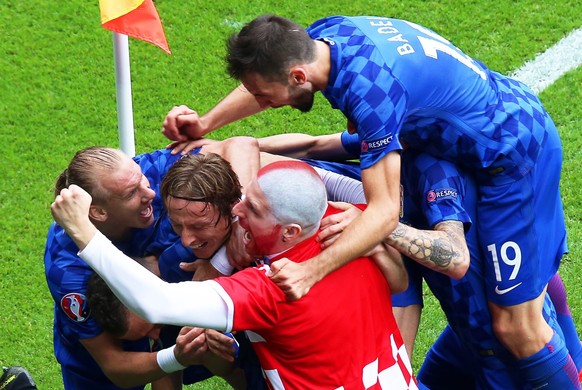 epa05359129 Luka Modric (C) of Croatia celebrates with his teammates after scoring the 1-0 lead during the UEFA EURO 2016 group D preliminary round match between Turkey and Croatia at Parc des Princes ...