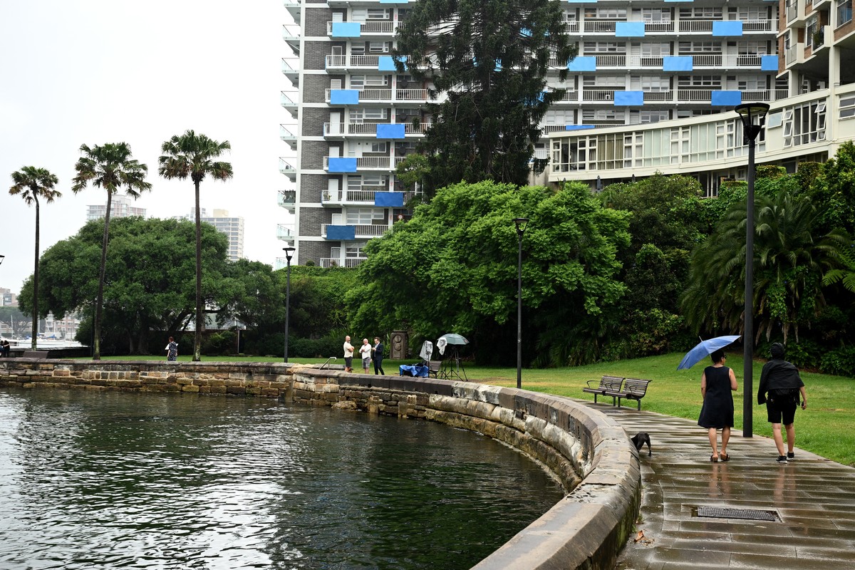 epa11113252 People walk along the foreshore at Elizabeth Bay on Sydney Harbor, in Sydney, Australia, 30 January 2024. A woman, who is in her late 20's, was bitten on the right leg by a suspected  ...