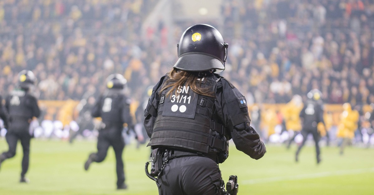 Eskalation in 2. Bundesliga: Polizei jagt Dresden-Fans über den Platz