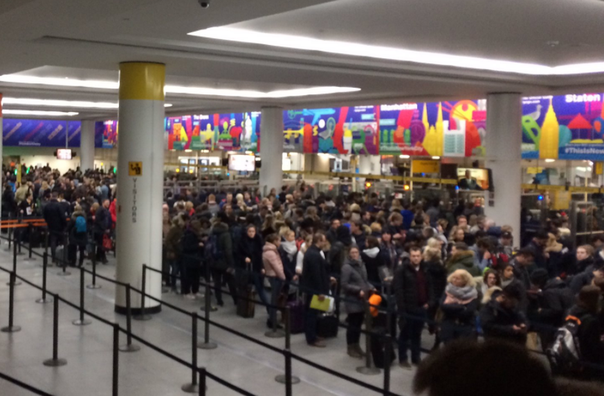 Hunderte Passagiere stehen am New Yorker Flughafen JFK in der Schlange.&nbsp;