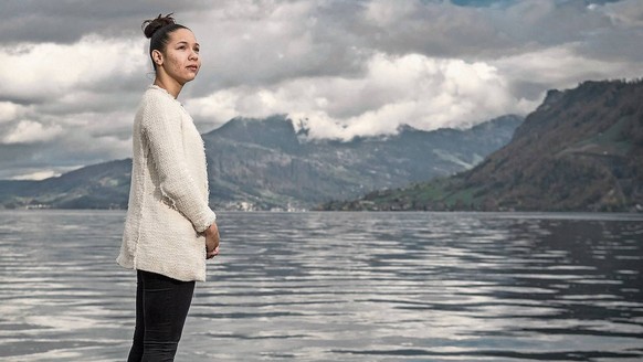 Steht vor einer ungewissen Zukunft: Kelly Alves am Vierwaldstättersee in Hergiswil im Kanton Nidwalden.