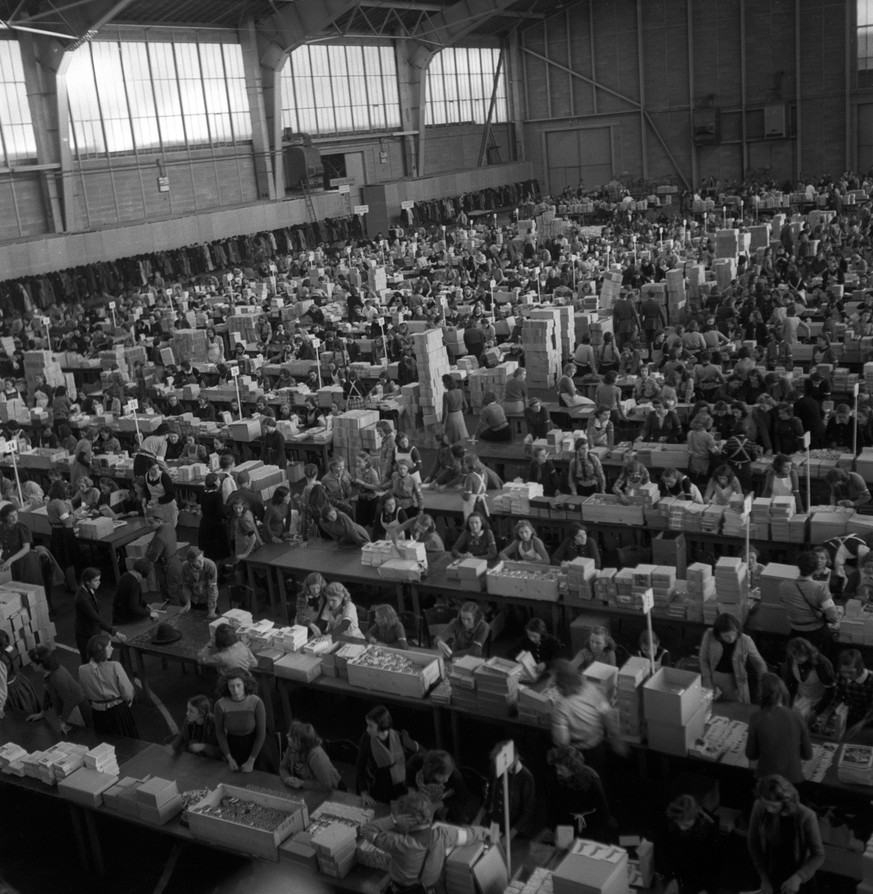 Zahlreiche freiwillige Helferinnen stellen in der Halle der Mustermesse Basel die Soldatenpakete zusammen, aufgenommen am 13. Dezember im Kriegsjahr 1940. Im Rahmen der sogenannten Soldatenweihnacht w ...