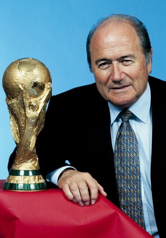 Sepp Blatter with the World Cup trophy, 1998. https://permalink.nationalmuseum.ch/100642222