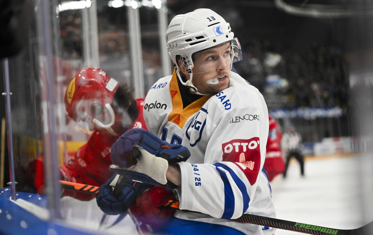 Niklas Hansson (EVZ) im Eishockeyspiel der National League zwischen den Rapperswil-Jona Lakers und dem EV Zug, am Donnerstag, 2. Januar 2025, in der St. Galler Kantonalbank Arena, in Rapperswil-Jona.  ...
