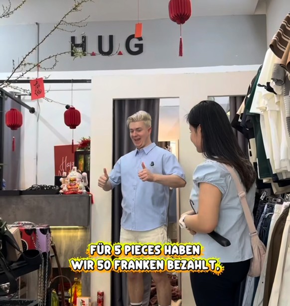 Influencer Fabian Egger alias «Der Praktikant» freut sich über seine Schnäppchen in Vietnam.