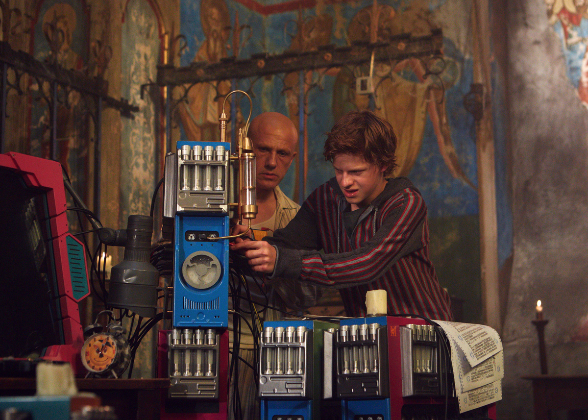 An der Zukunft arbeiten: Christoph Waltz als Qohen Leth mit einem Wunderkind.