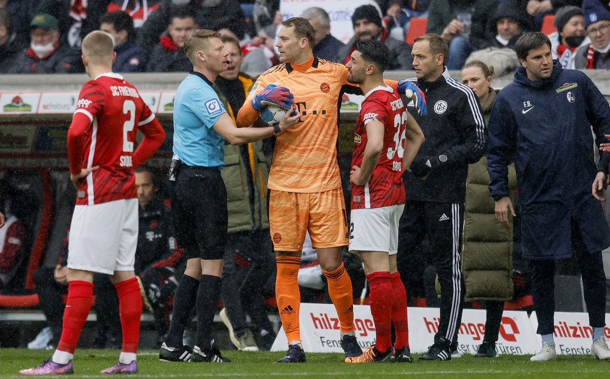 epa09866000 Munich's goalkeeper Manuel Neuer argues due to a controversial substitution during the German Bundesliga soccer match between SC Freiburg and FC Bayern Munich in Freiburg, Germany, 02 ...