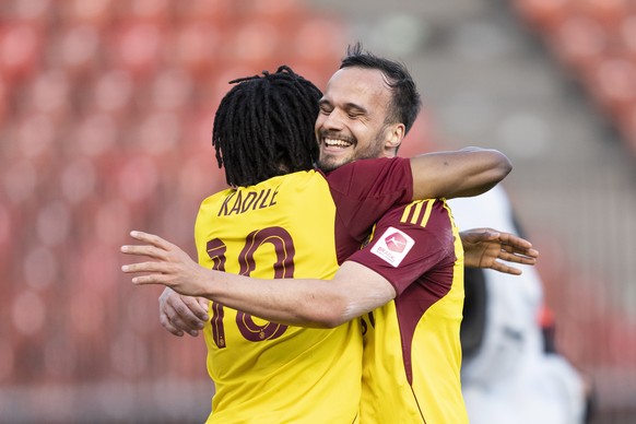 Jeremy Guillemenot (SFC) links jubelt mit Junior Kadile (SFC) nach dem ersten Tor fuer Servette im Fussball Meisterschaftsspiel der Swiss Super League zwischen Zuerich, FCZ, und Servette FC, SFC, am S ...