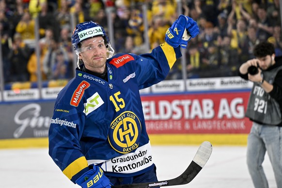 Der Davoser Simon Ryfors laesst sich nach dem 5:2 gewonnenem Spiel als Best Player ausgezeichnet von den Davoser Fans feiern, im Eishockey Spiel der National League zwischen HC Davos, HCD und HC Fri ...