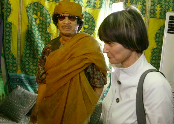 Micheline Calmy-Rey am 13. Juni 2010 in Tripoli mit Libyens Langzeit-Diktator Muammar Gaddafi. Bei diesem Besuch holte die Aussenministerin den als Geisel gehaltenen Schweizer Max Göldi nach Hause und ...