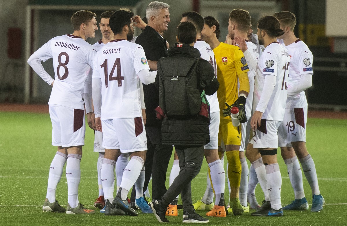Switzerland's coach Vladimir Petkovic, centre, congratulates his players at the end of a Euro 2020 Group D qualifying soccer match between Gibraltar and Switzerland at the Victoria stadium in Gib ...