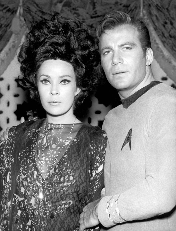STAR TREK, from left: Antoinette Bower, William Shatner, Catspaw , Season 2, aired Oct. 27, 1967, 1966-69 Courtesy Everett Collection ACHTUNG AUFNAHMEDATUM GESCH�TZT PUBLICATIONxINxGERxSUIxAUTxONLY Co ...