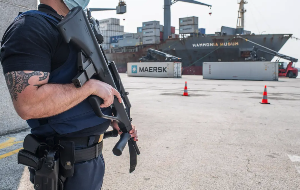 Hier kommt das Kokain für den europäischen Markt an: Ein Zollbeamter im Hafen von Antwerpen.