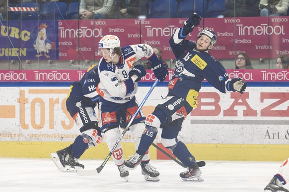 From left, Lions player Vinzenz Rohrer and Ambri&#039;s player Dominic Zwerger, during the National League regular season game between the HC Ambri-Piotta and the ZSC Lions at the Gottardo Arena in Am ...