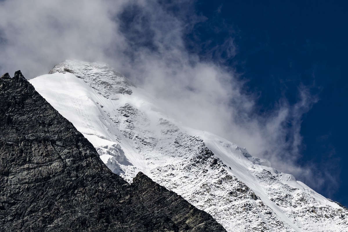 KEYPIX - Une vue du sommet de la montagne Weisshorn avec a gauche, le glacier suspendu du Weisshorn Est (Haengegletscher Weisshorn Ost) au-dessus du Bisgletscher le mardi 25 aout 2026 depuis Randa dan ...