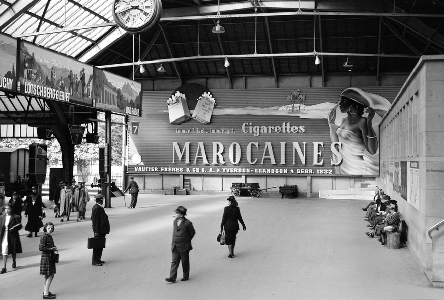 Eine grosse Zigarettenreklame der Marke Marcocaines schmueckt die Zuercher Bahnhofshalle am 14. September 1941. (KEYSTONE/PHOTOPRESS-ARCHIV/Jansen)