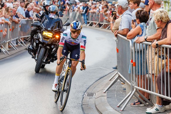 epa13138267 Belgian cyclist Remco Evenepoel of Red Bull - Bora - Hansgrohe wins the 16th Dovy post-Tour criterium one-day cycling race over 96km from Roeselare to Roeselare in Roeselare, Belgium, 28 J ...