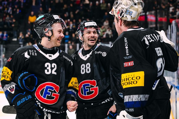 La joie de Lucas Wallmark (HCFG), Ty Rattie (HCFG), et Reto Berra (HCFG) a la fin du match du championnat suisse de hockey sur glace de National League entre le HC Fribourg Gotteron, HCFG, et le HC Am ...