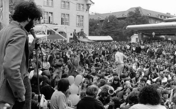 Jugendbewegung: Tausende von Jugendlichen gingen 1980 auf die Strasse, um für mehr Freiräume und ein AJZ (Autonomes Jugendzentrum) zu demonstrieren. Klaus Rozsa spricht auf dem Helvetiaplatz in Zürich ...